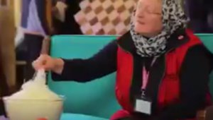 pashmak_foreign_tourists_small.jpg