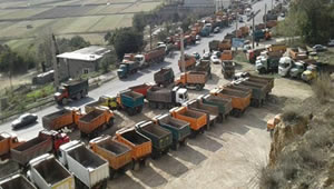 truck-drivers-on-strike01.jpg