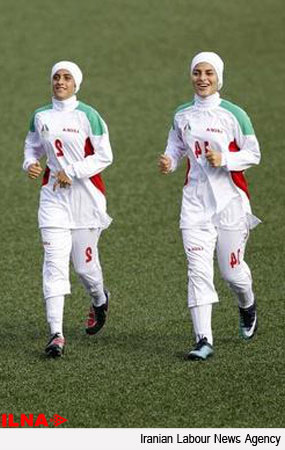 iranWomen_footballOutfit.jpg